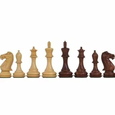 Huit pièces d'échecs en bois de rose et buis alignées sur fond blanc