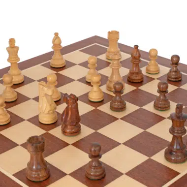 Ensemble French Knight Echiquier en Bois d'Acajou et Erable, Jeu d'Echecs en Bois de Rose Doré et Buis & Coffret de Rangement en Bois de Bouleau