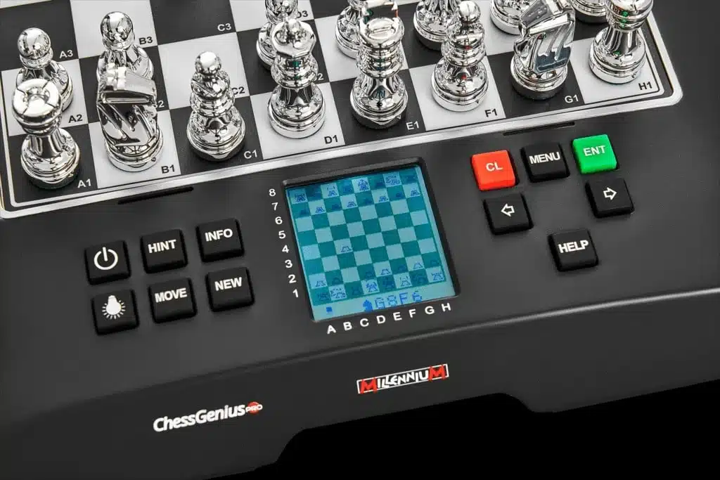 Chess Genius Pro détail de l'écran tactile et des boutons de commande