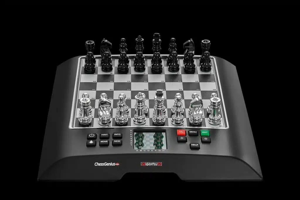 Jeu d'échecs électronique Chess Genius Pro vue d'ensemble avec pièces argentées et noires
