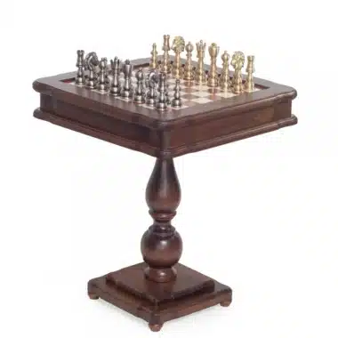 Table d'échecs sur pied en bois avec jeu d'échecs en laiton doré et argenté