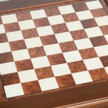 Échiquier en marqueterie de bois, vue rapprochée des cases en biais