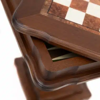 Table deux en un, détail du plateau pivotant révélant le backgammon