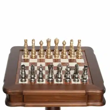Table d'échecs en bois sur pied, pièces dorées et argentées en laiton