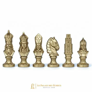 Quatre pièces dorées du jeu Medieval IV : reine, évêque, cavalier et tour