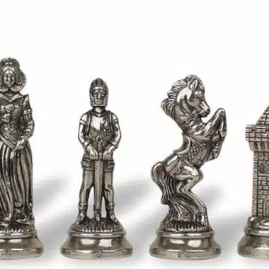 Ensemble Mary Stuart X Echiquier en Bois Foncé et Jeu d'Echecs en Métal – Image 5