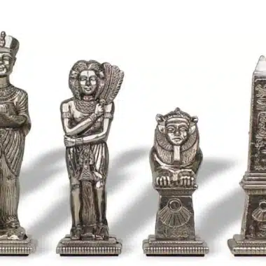 Quatre pièces d'échecs Égypte en métal argenté, roi, reine, fou et tour