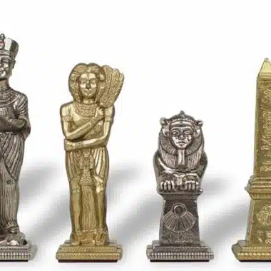 Détail des quatre figures Égypte en métal doré et argenté, roi, reine, fou et tour