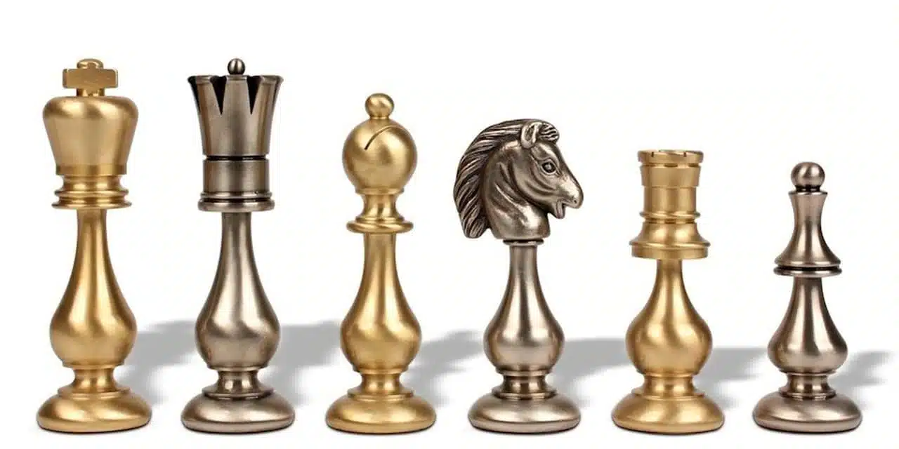 Jeu d'Echecs Grand Oriental en Laiton Massif & Échiquier en Cuir Véritable – Image 3