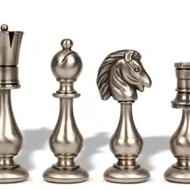 Jeu d'Echecs Grand Oriental en Laiton Massif & Échiquier en Cuir Véritable – Image 5