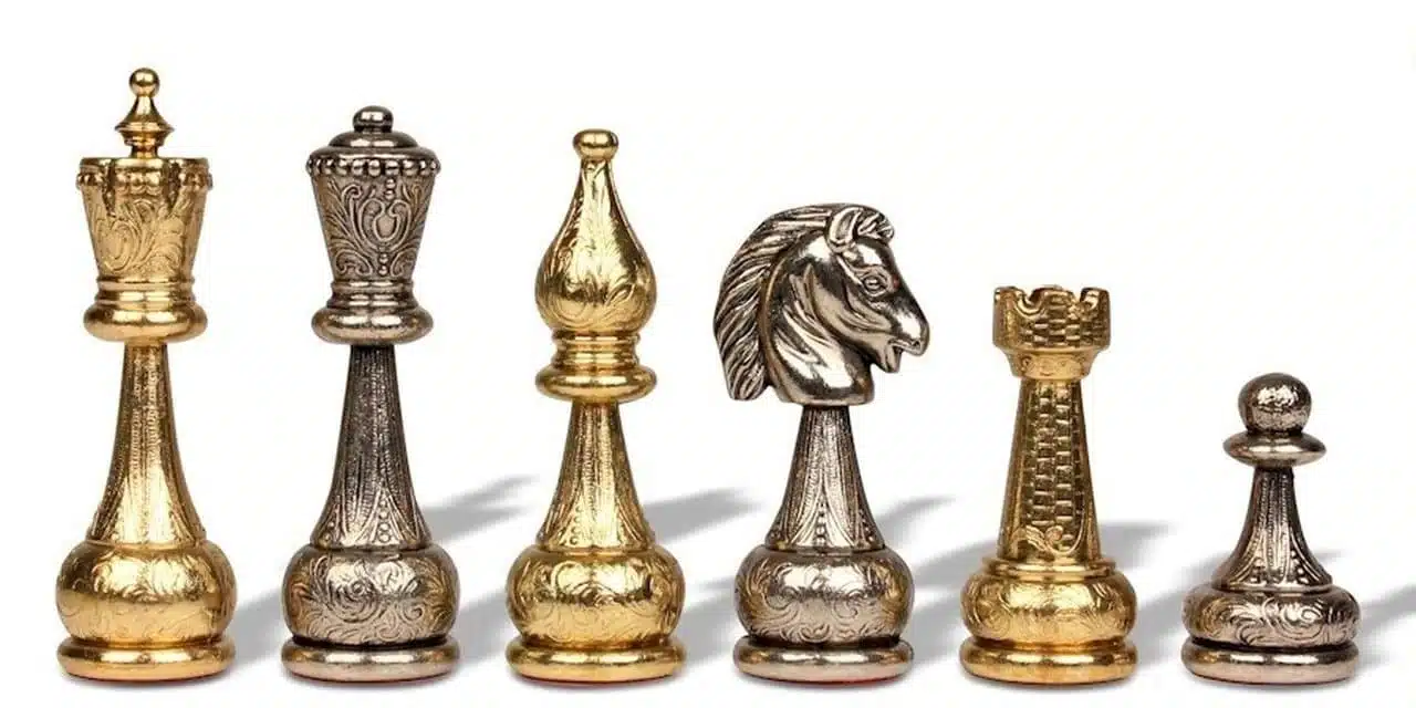 Pièces d'échecs en métal massif plaqué or et argent, détail dame, fou, cavalier et tour
