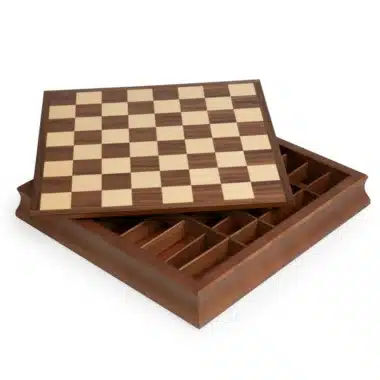 Échiquier Classic XIII en érable et noyer posé sur son coffret de rangement