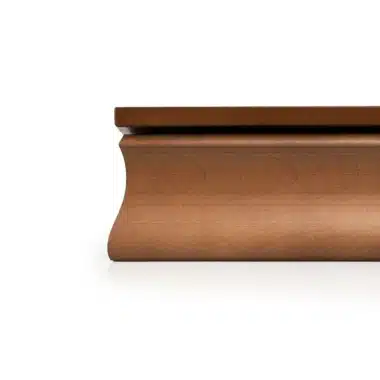 Détail du bord mouluré en bois de noyer du coffret échiquier