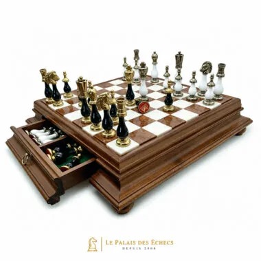 Ensemble complet échiquier bois et albâtre avec coffret tiroir ouvert et pièces métal