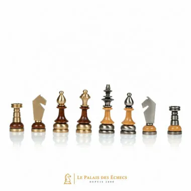 Pièces d'échecs alignées en laiton massif et bois, design moderne géométrique
