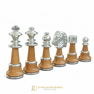 Pièces d'échecs argentées alignées, détail du roi, de la dame et du cavalier