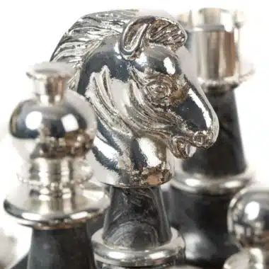 Ensemble Staunton Fantasy XL 2 Echiquier en Cuir Véritable & Jeu d'Echecs en Laiton et Bois Plaqué Or et Argent – Image 5