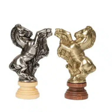 Ensemble César Echiquier Arrondi en Bois de Rose et d'Erable Mat & Jeu d'Echecs en Bois et Métal – Image 5