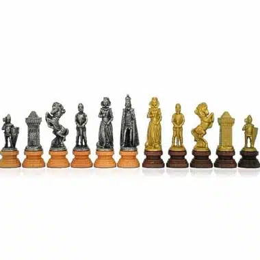 Pièces d'échecs Mary Stuart en métal doré et argenté alignées, vue de détail