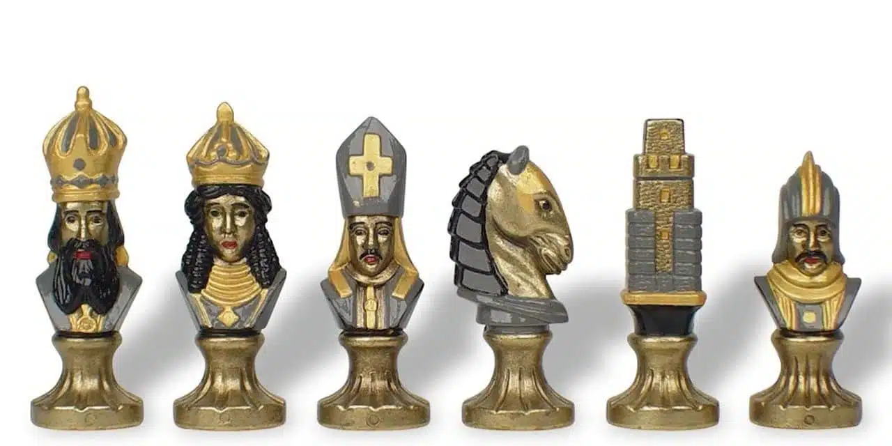Jeu d'Echecs en Métal Peint à la Main Médiéval II – Image 3