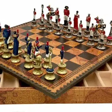 Vue rapprochée des pièces Napoléon III colorées disposées sur l'échiquier