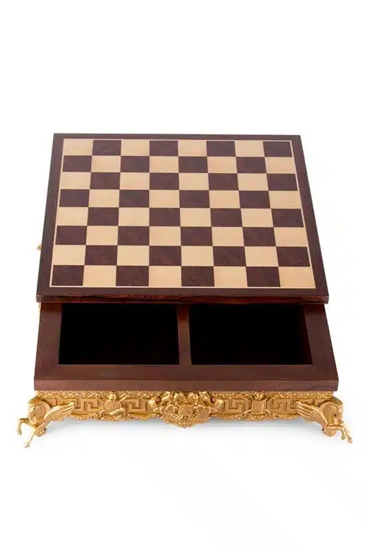 Coffret de rangement en bois avec échiquier ouvert, compartiments pour les pièces