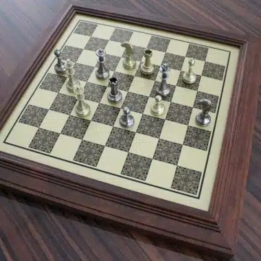 Ensemble Mignon Flower III Echiquier sur Pied en Bois Massif Effet Laiton et Jeu d'Echecs en Métal Massif – Image 3