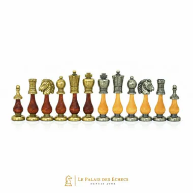 Pièces d'échecs en métal et bois massif alignées, rois et dames visibles