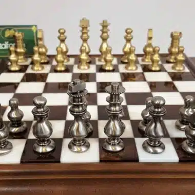 Ensemble Style Français Echiquier en Bois Massif et Plateau en Albâtre avec Compartiment de Rangement & Jeu d'Echecs en Laiton Massif – Image 4