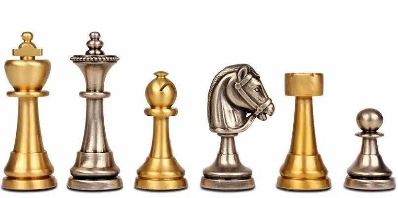 Pièces d'échecs Staunton en laiton argenté et doré, détail roi, fou, cavalier et tour