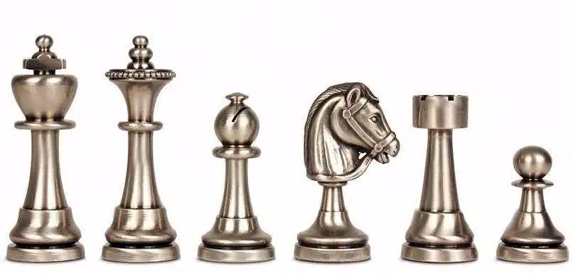 Pièces d'échecs en laiton massif argenté : dame, fou, cavalier et tour