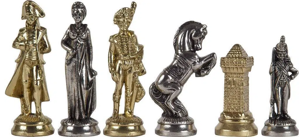 Détail des pièces en métal : dame, soldat, cheval cabré dorés et argentés