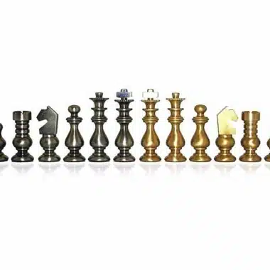 Ensemble "Style Français" Echiquier en Bois Massif et Plateau en Albâtre avec Compartiment de Rangement & Jeu d'Echecs en Laiton Massif