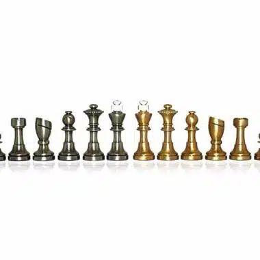 Ensemble "Staunton Piccolo" Echiquier en Bois de Bruyère et d'Orme & Jeu d'Echecs en Laiton Massif