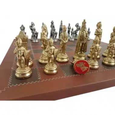 Pièces d'échecs métal doré et argenté posées sur l'échiquier en cuir, vue rapprochée