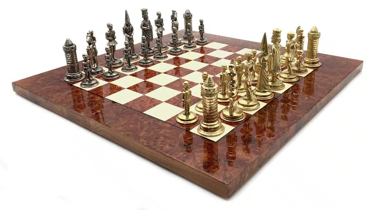 Ensemble Camelot Roi Arthur VI Echiquier en Bois d'Orme et de Bruyère et Jeu d'Echecs en Métal