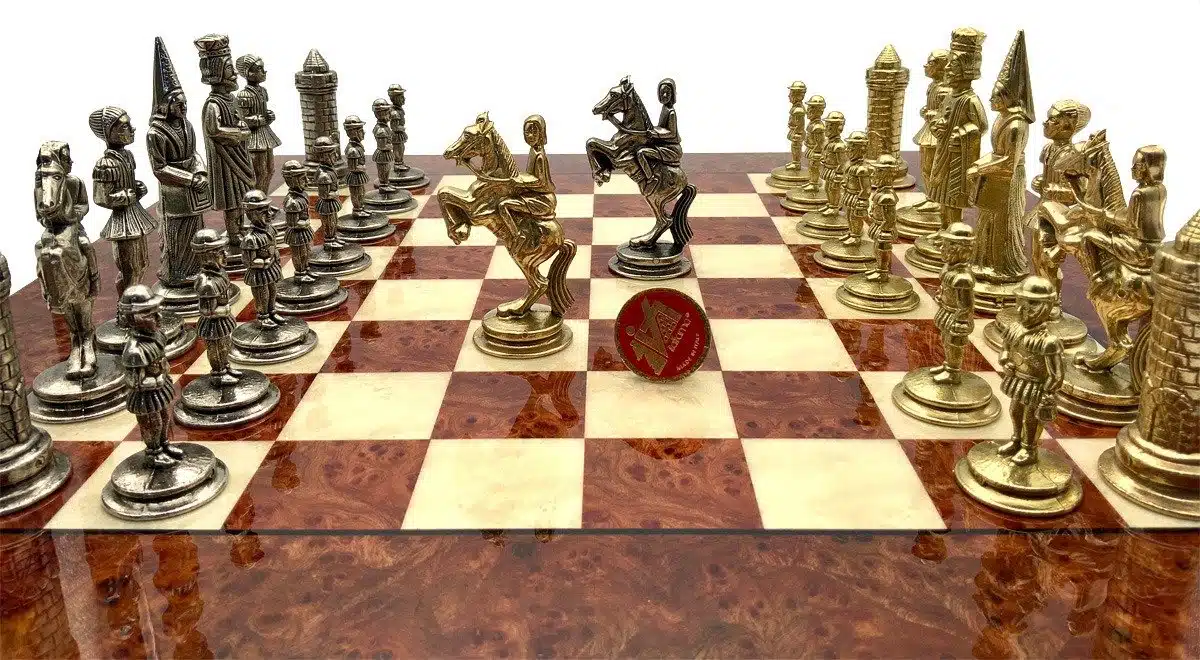 Ensemble Camelot Roi Arthur VI Echiquier en Bois d'Orme et de Bruyère et Jeu d'Echecs en Métal – Image 2