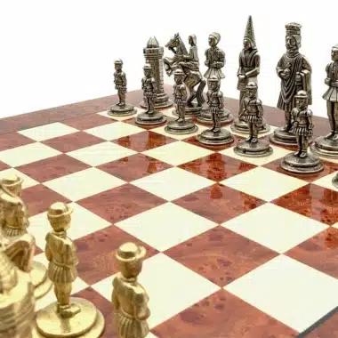Ensemble Camelot Roi Arthur VI Echiquier en Bois d'Orme et de Bruyère et Jeu d'Echecs en Métal – Image 3