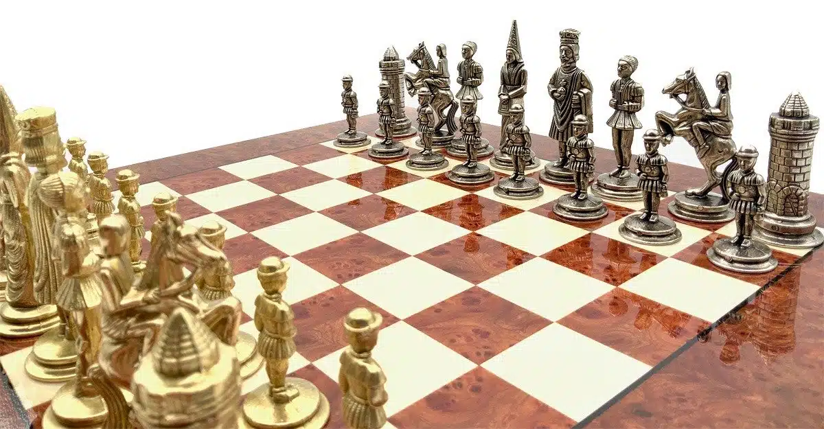 Ensemble Camelot Roi Arthur VI Echiquier en Bois d'Orme et de Bruyère et Jeu d'Echecs en Métal – Image 3