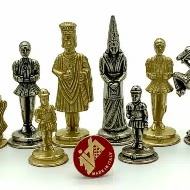 Ensemble Camelot Roi Arthur VI Echiquier en Bois d'Orme et de Bruyère et Jeu d'Echecs en Métal – Image 4