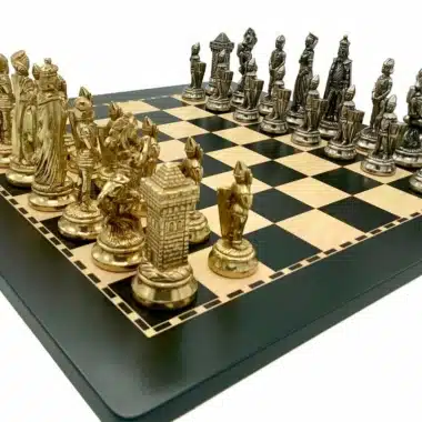 Ensemble Mary Stuart X Echiquier en Bois Foncé et Jeu d'Echecs en Métal – Image 3