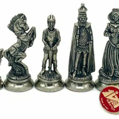 Ensemble Mary Stuart X Echiquier en Bois Foncé et Jeu d'Echecs en Métal – Image 7