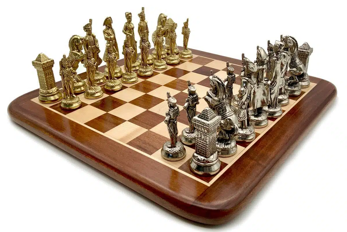 Jeu d'échecs Napoléon en métal doré et argenté sur échiquier en bois