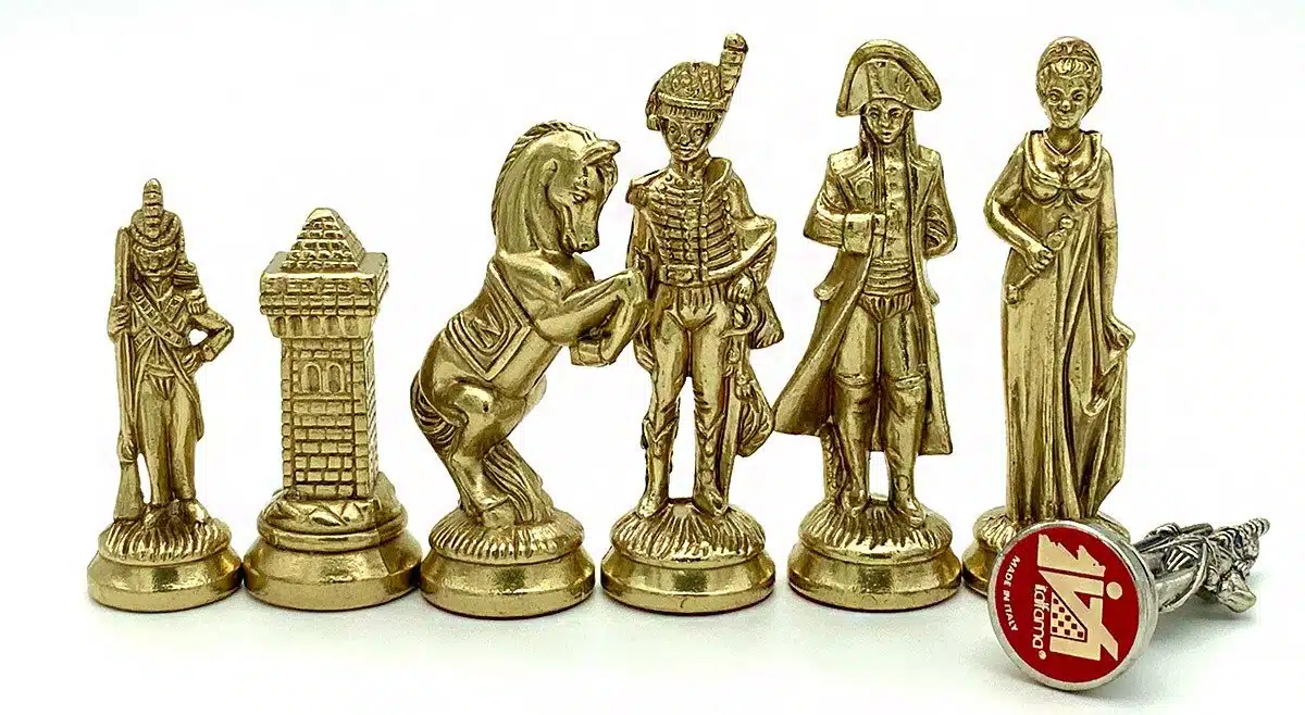 Pièces dorées style Napoléon figurant tour, cheval et personnages militaires