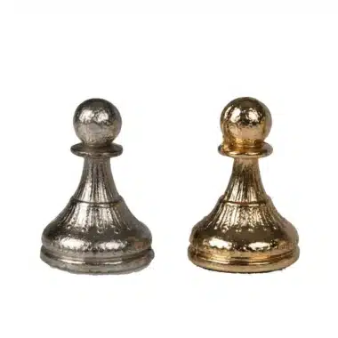 Pions d'échecs en métal plaqué or et argent, détail rapproché