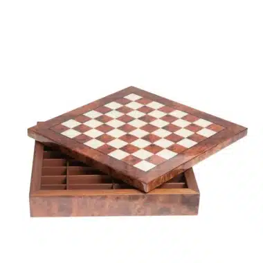 Échiquier en bois d'orme et bruyère ouvert, coffret de rangement visible
