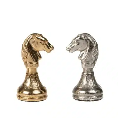 Cavaliers Mignon Flower II dorée et argentée, têtes de cheval en gros plan