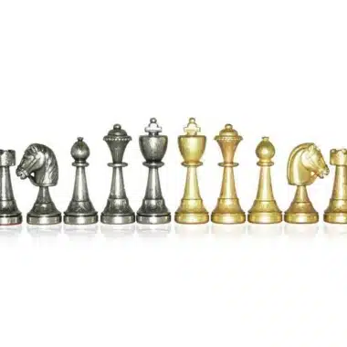 Jeu d'échecs en métal, toutes les pièces dorées et argentées alignées