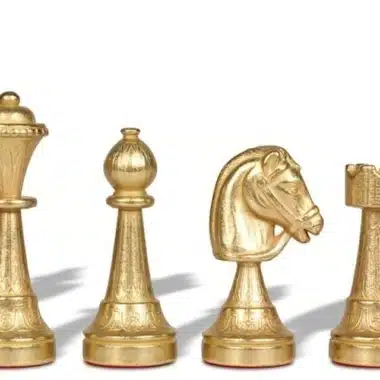 Pièces d'échecs en métal doré, détail dame, pion, cavalier et tour Staunton