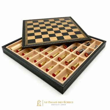 Coffret ouvert montrant le rangement intérieur des pièces d'échecs en métal massif